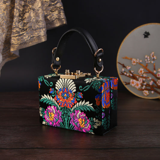 Niche Retro Antique Exquisite Embroidered Flower Handbag